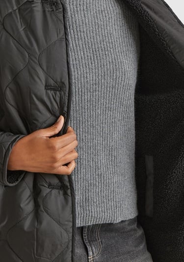  Kadın Siyah İçi Kürklü Dışı Kapitone Detaylı Önü Düğmeli Mont