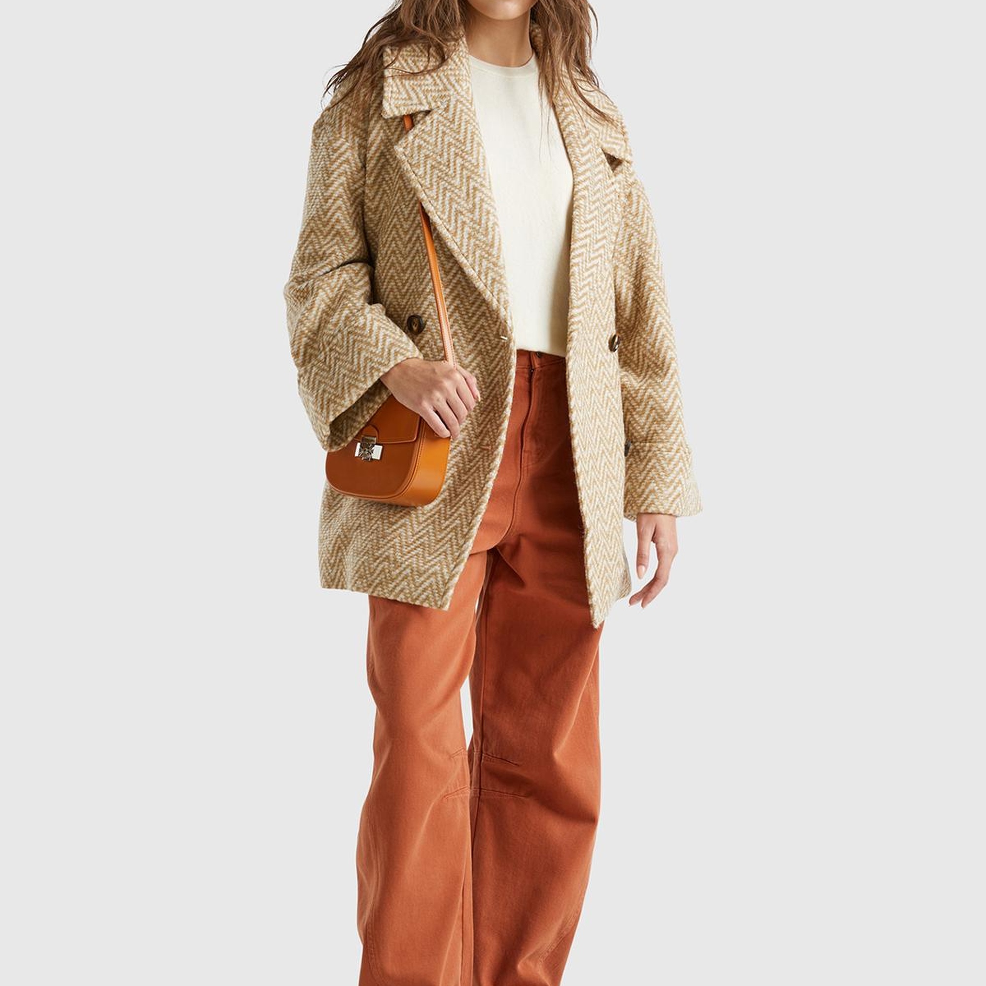 Kadın Bej Desenli Düğme Kapamalı Yanları Cepli Kısa Kaban