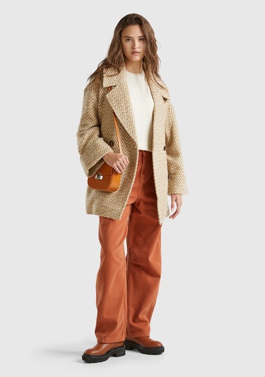  Kadın Bej Desenli Düğme Kapamalı Yanları Cepli Kısa Kaban