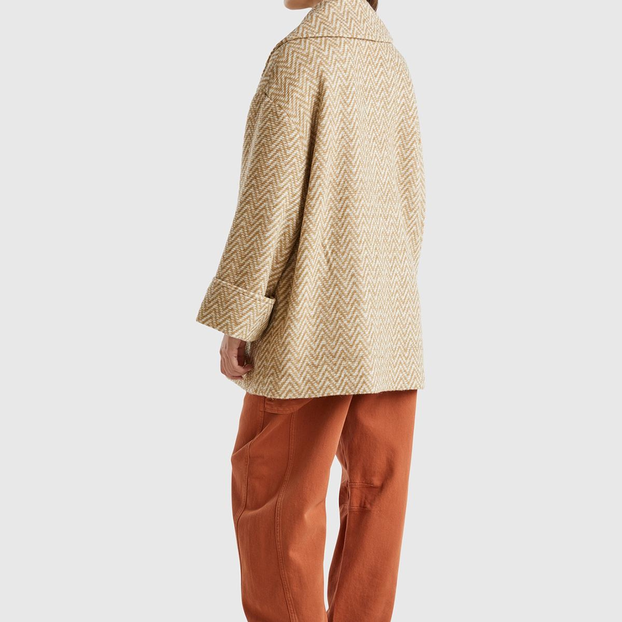 Kadın Bej Desenli Düğme Kapamalı Yanları Cepli Kısa Kaban