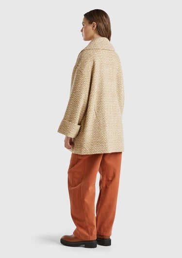  Kadın Bej Desenli Düğme Kapamalı Yanları Cepli Kısa Kaban