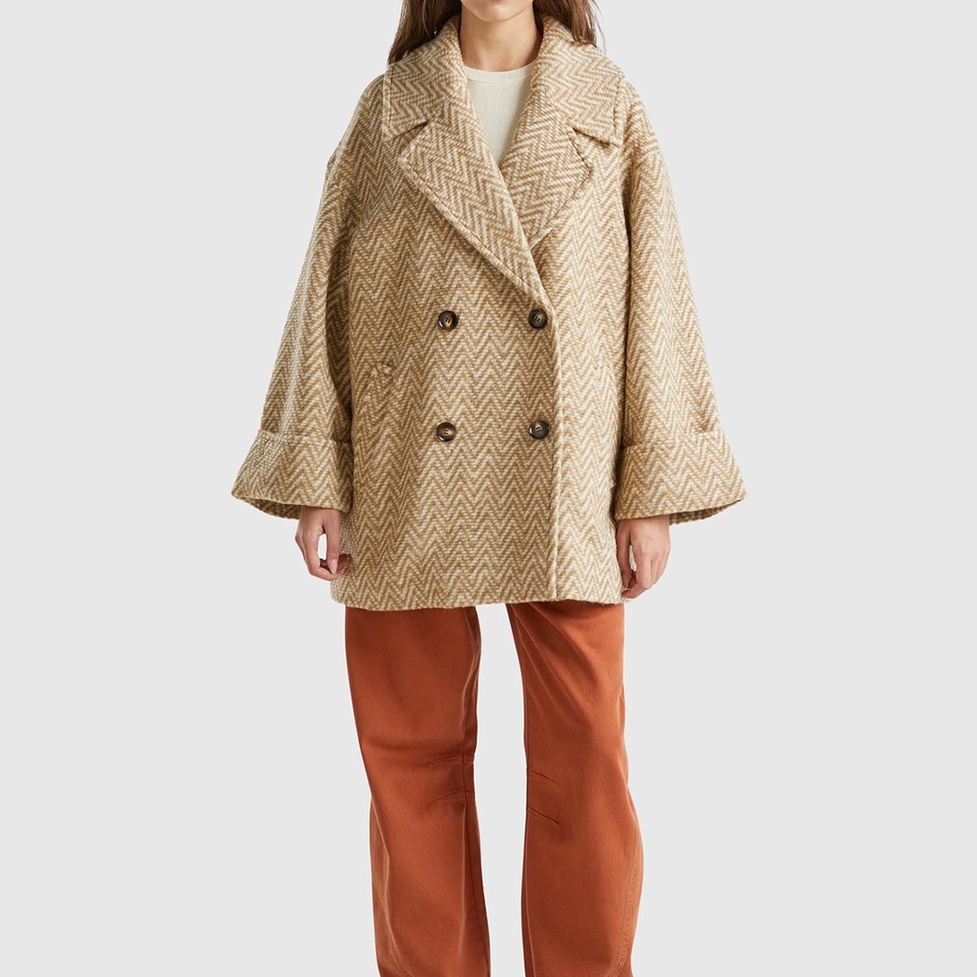 Kadın Bej Desenli Düğme Kapamalı Yanları Cepli Kısa Kaban