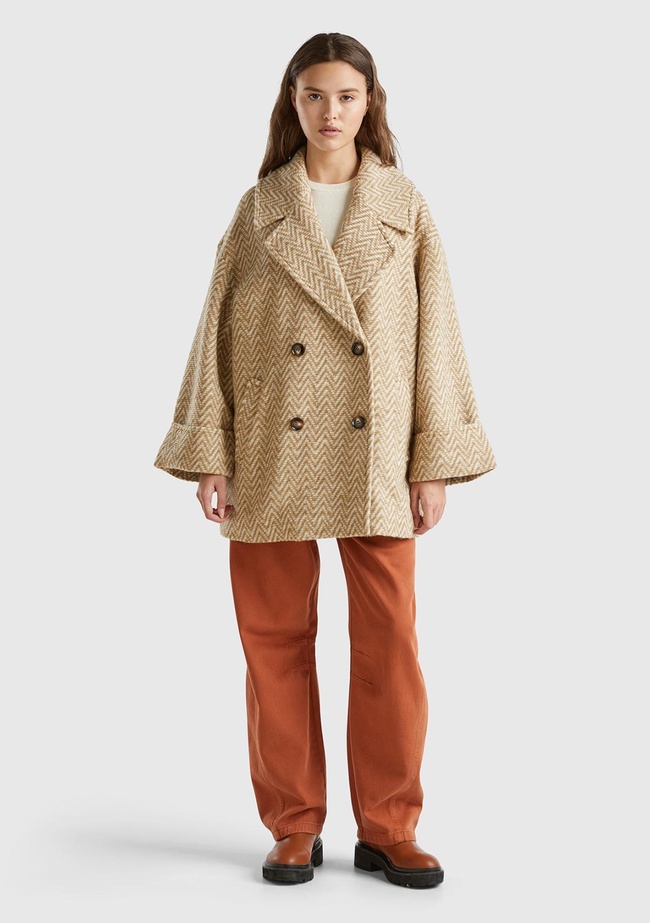  Kadın Bej Desenli Düğme Kapamalı Yanları Cepli Kısa Kaban