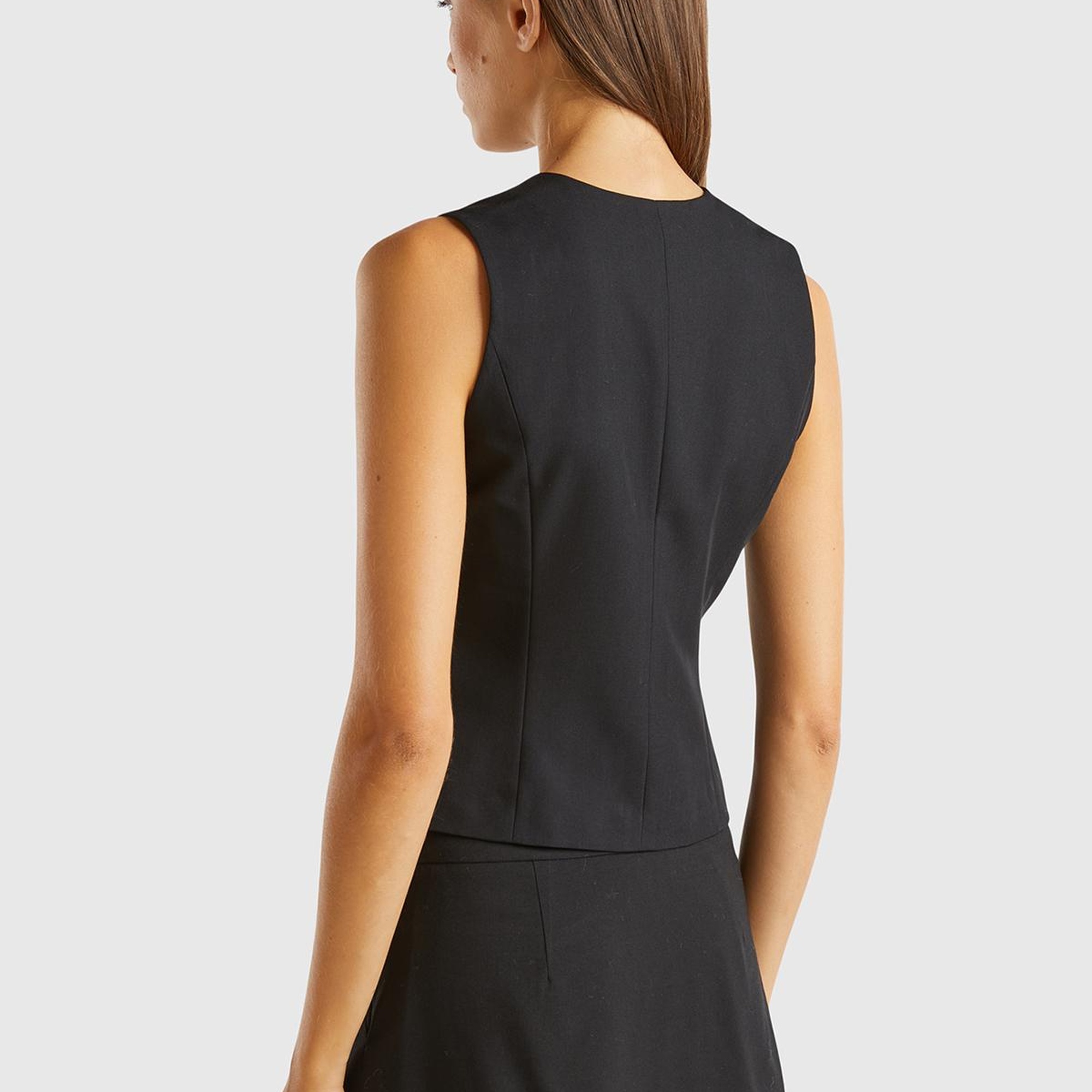 Kadın Siyah Kapaklı Cep Tasarımı 3 Düğmeli V Yaka Yelek