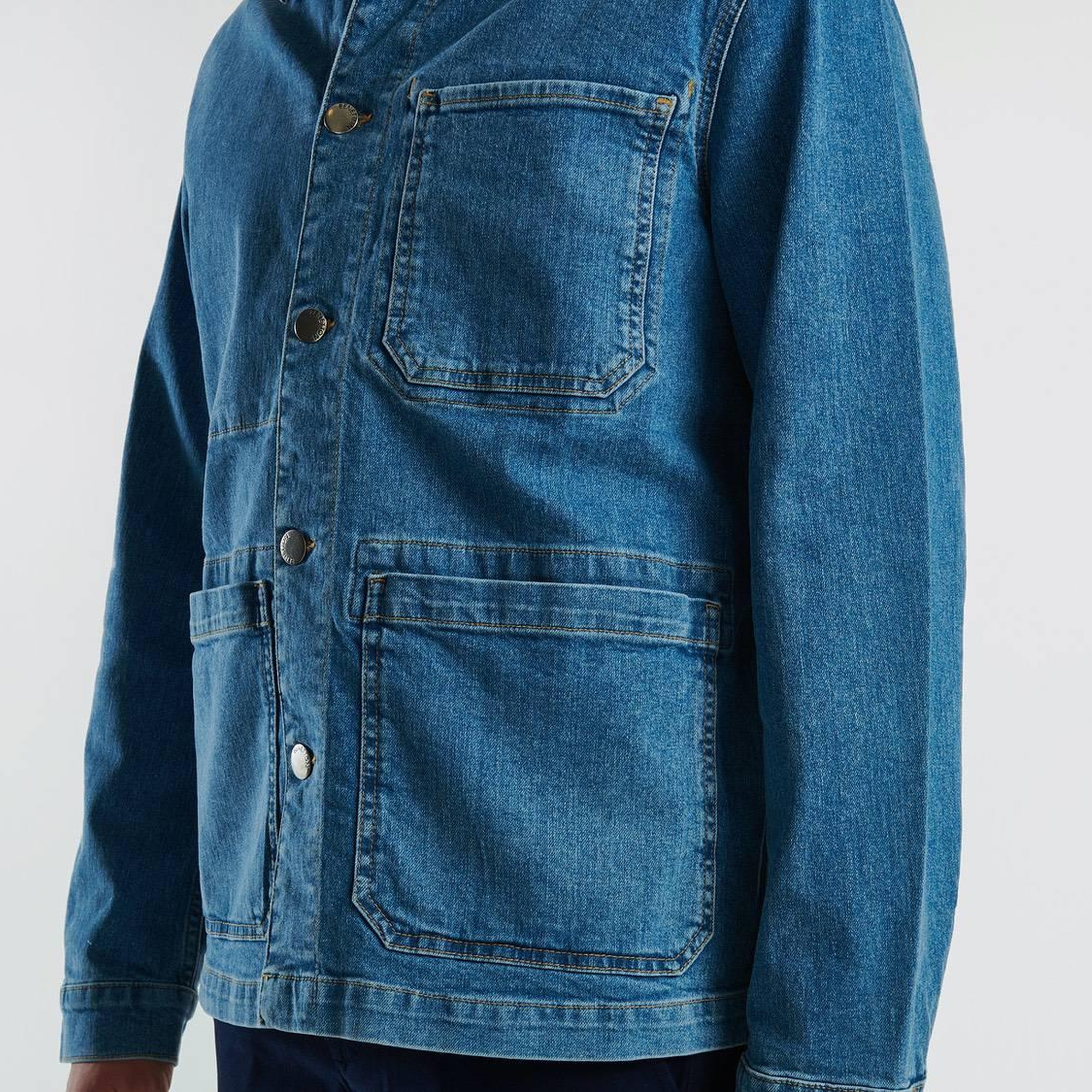 Erkek Açık Mavi Pamuk Karışımlı Cep Detaylı Gömlek Yaka Denim Ceket