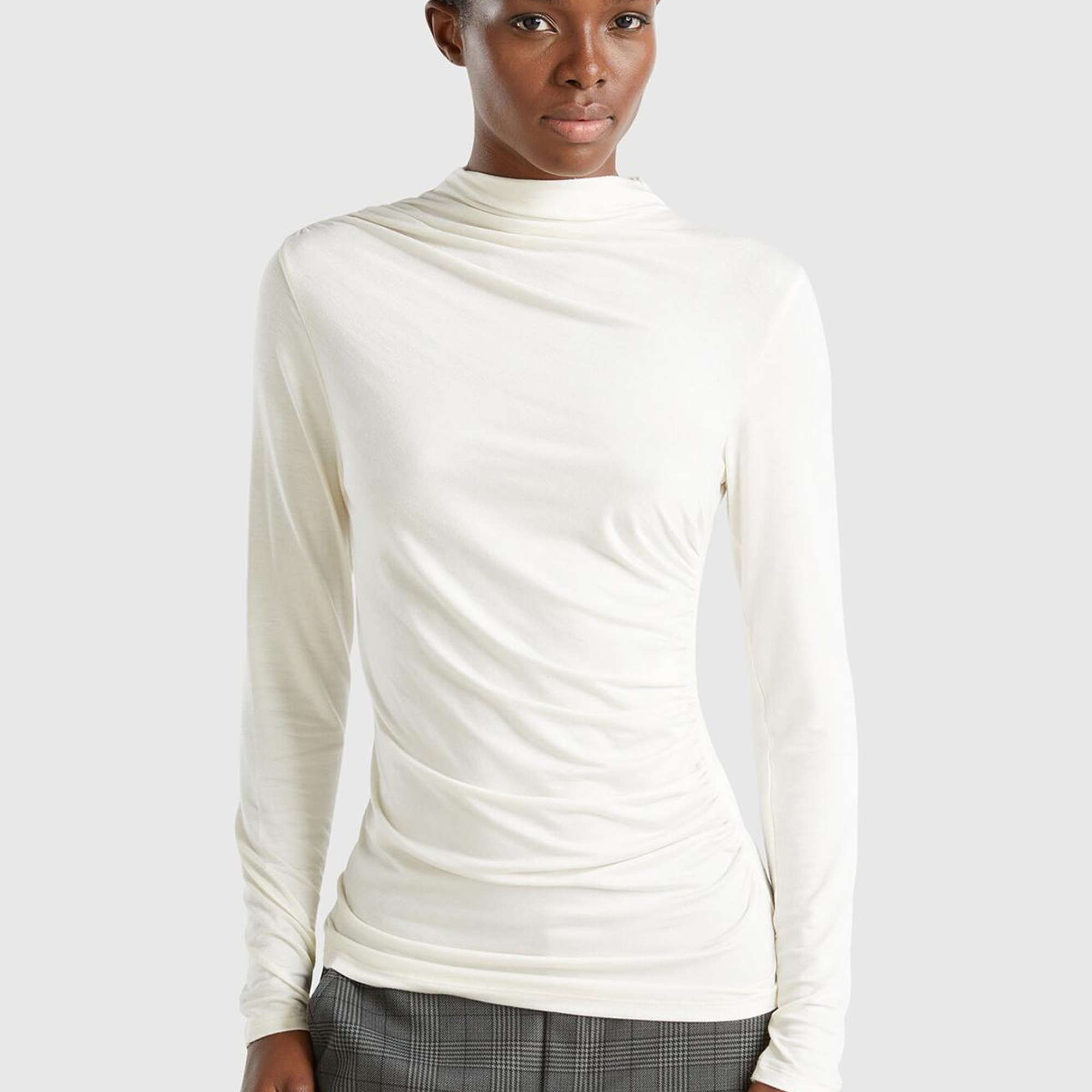 Kadın Krem Modal Karışımlı Omzu Büzgü Detaylı Yarım Balıkçı Yaka Sweatshirt