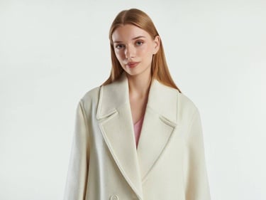  Kadın Krem Kontrast Renk Detaylı Yanları Cepli Tek Düğmeli Kaban