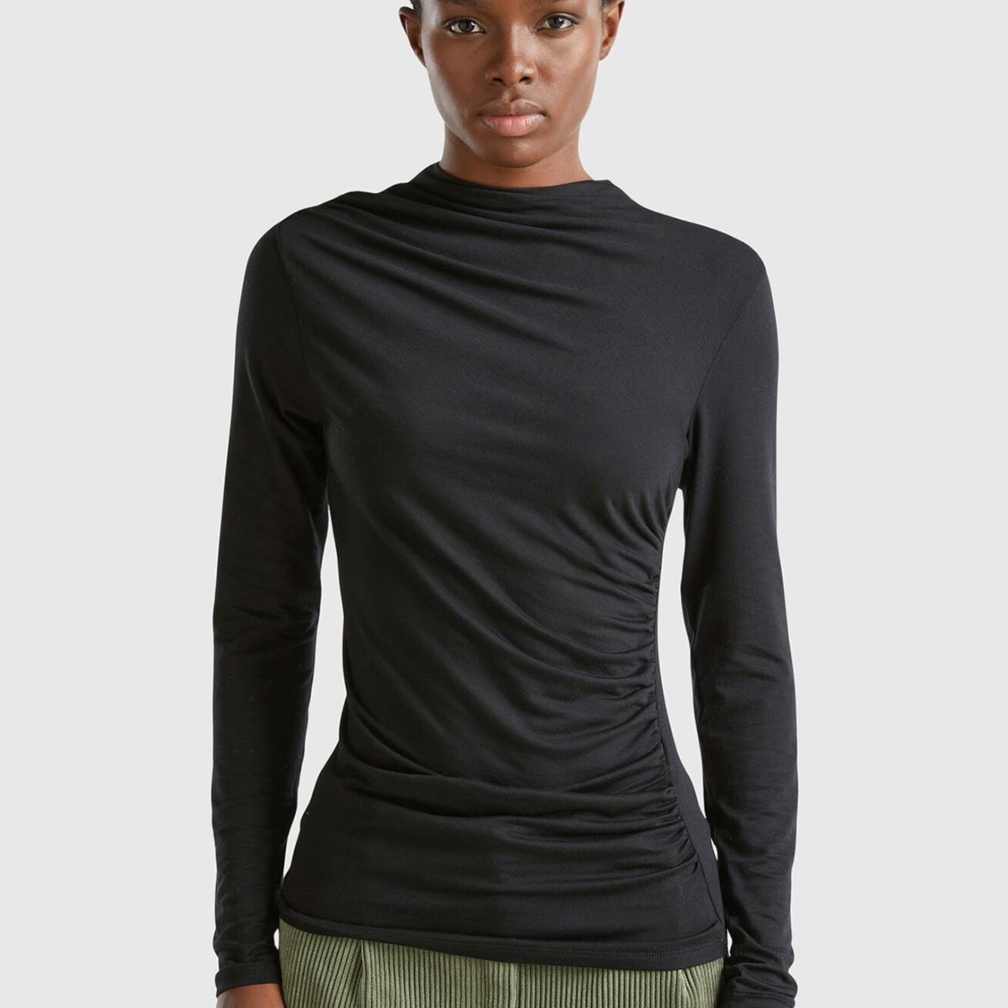 Kadın Siyah Modal Karışımlı Omzu Büzgü Detaylı Yarım Balıkçı Yaka Sweatshirt