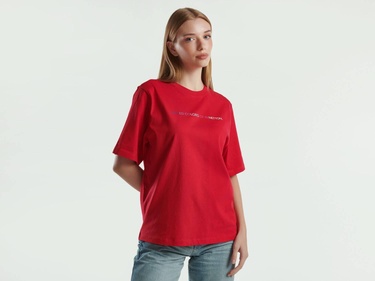  Kadın Kırmızı %100 Pamuk Önü Logolu Kısa Kollu Yuvarlak Yaka T-Shirt