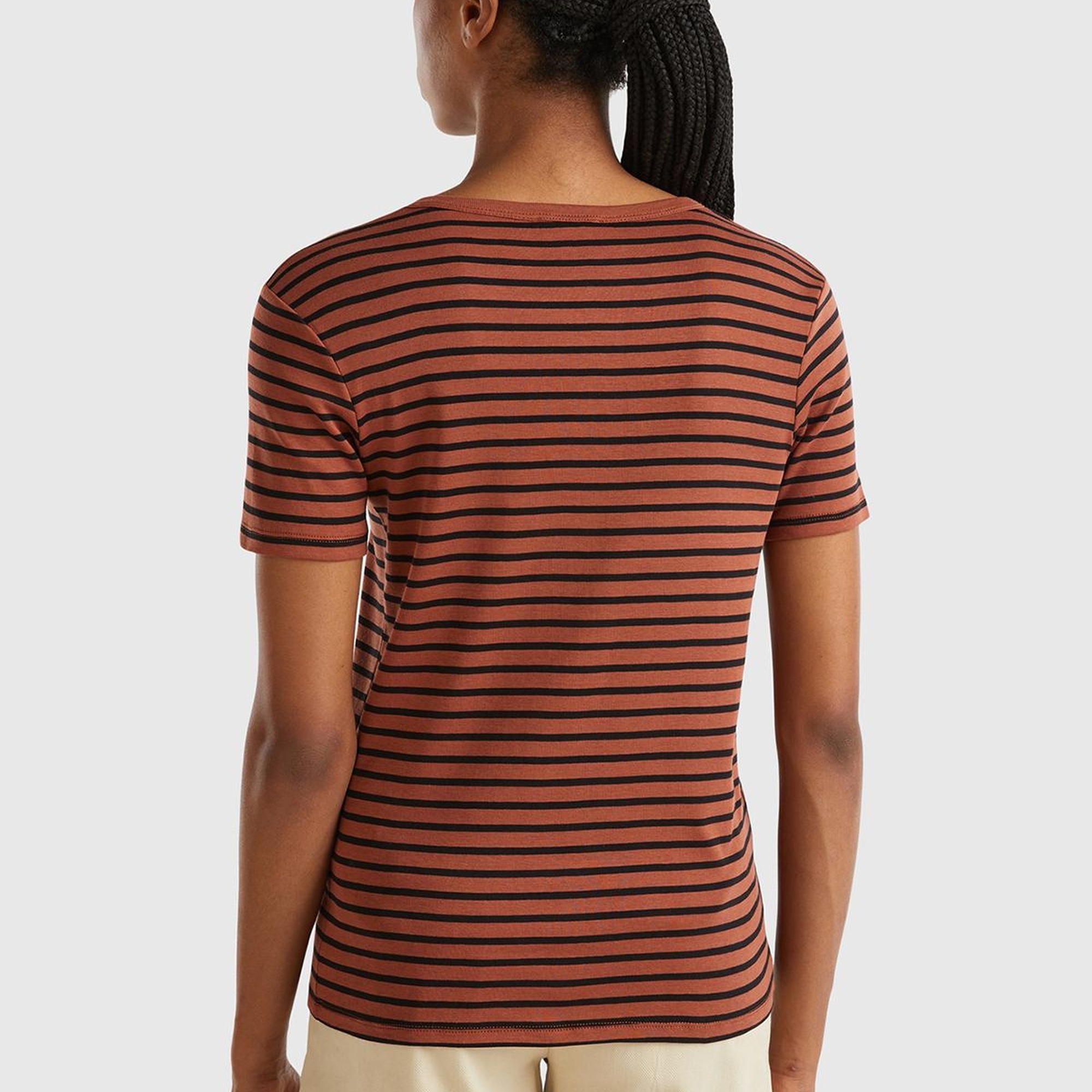 Kadın Kahverengi %100 Pamuk Sol Altı Logolu Çizgili Yuvarlak Yaka T-Shirt