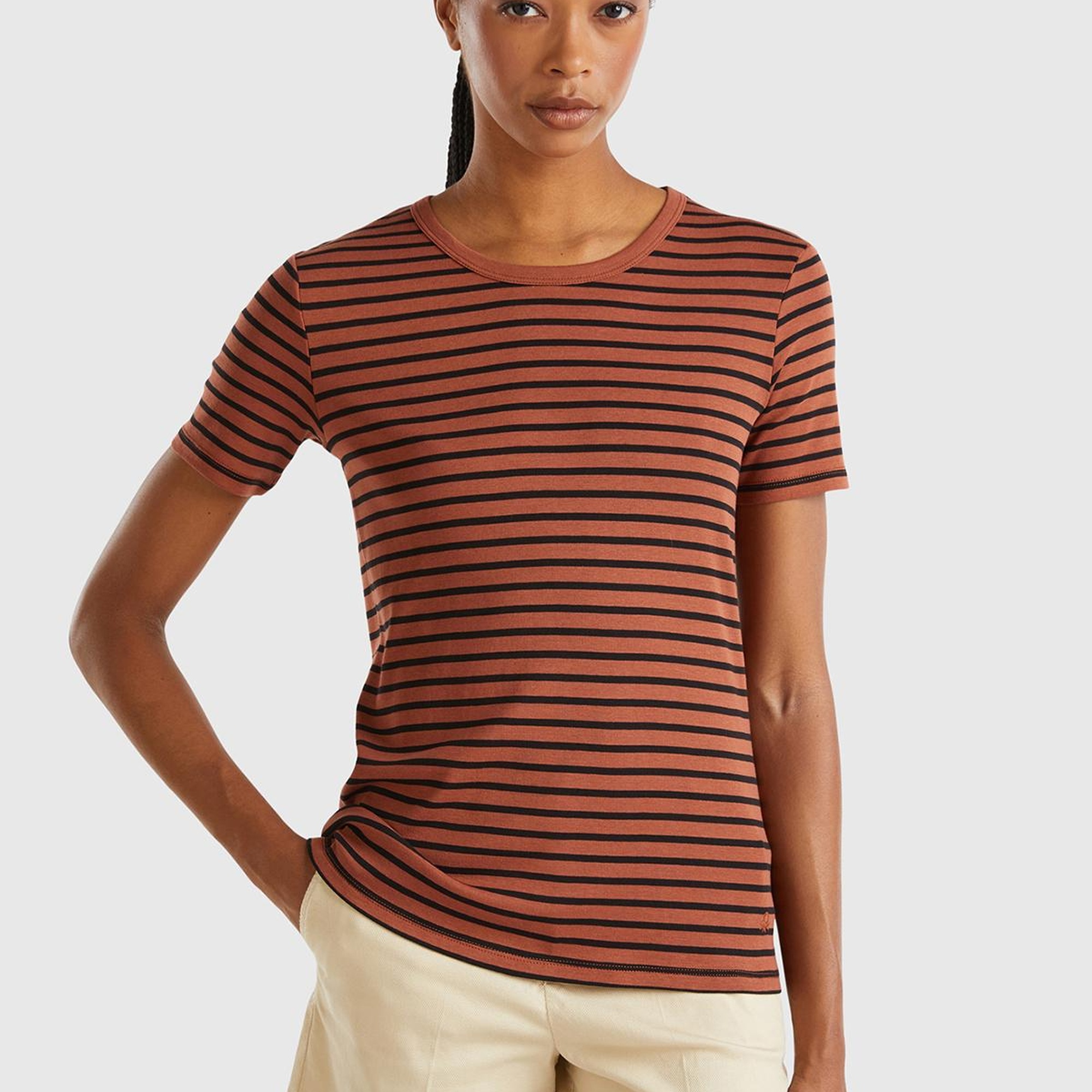 Kadın Kahverengi %100 Pamuk Sol Altı Logolu Çizgili Yuvarlak Yaka T-Shirt