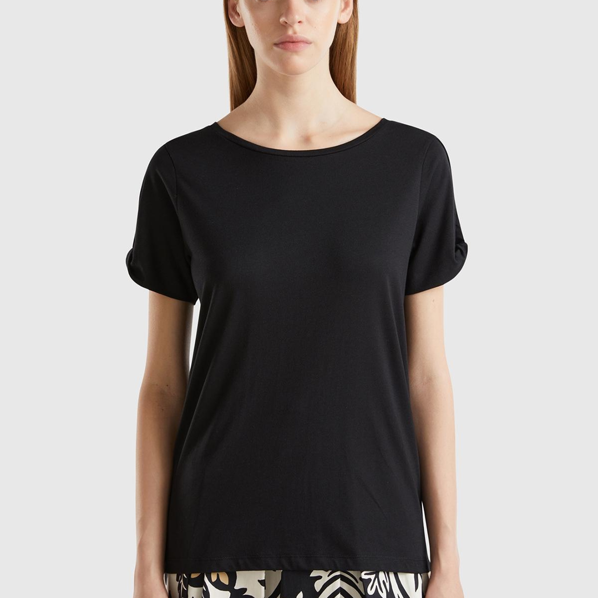 Kadın Siyah Pamuk ve Modal Karışımlı Kol Detaylı Yuvarlak Yaka T-Shirt