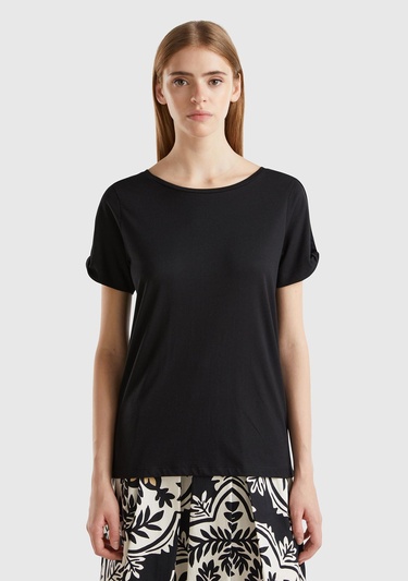  Kadın Siyah Pamuk ve Modal Karışımlı Kol Detaylı Yuvarlak Yaka T-Shirt