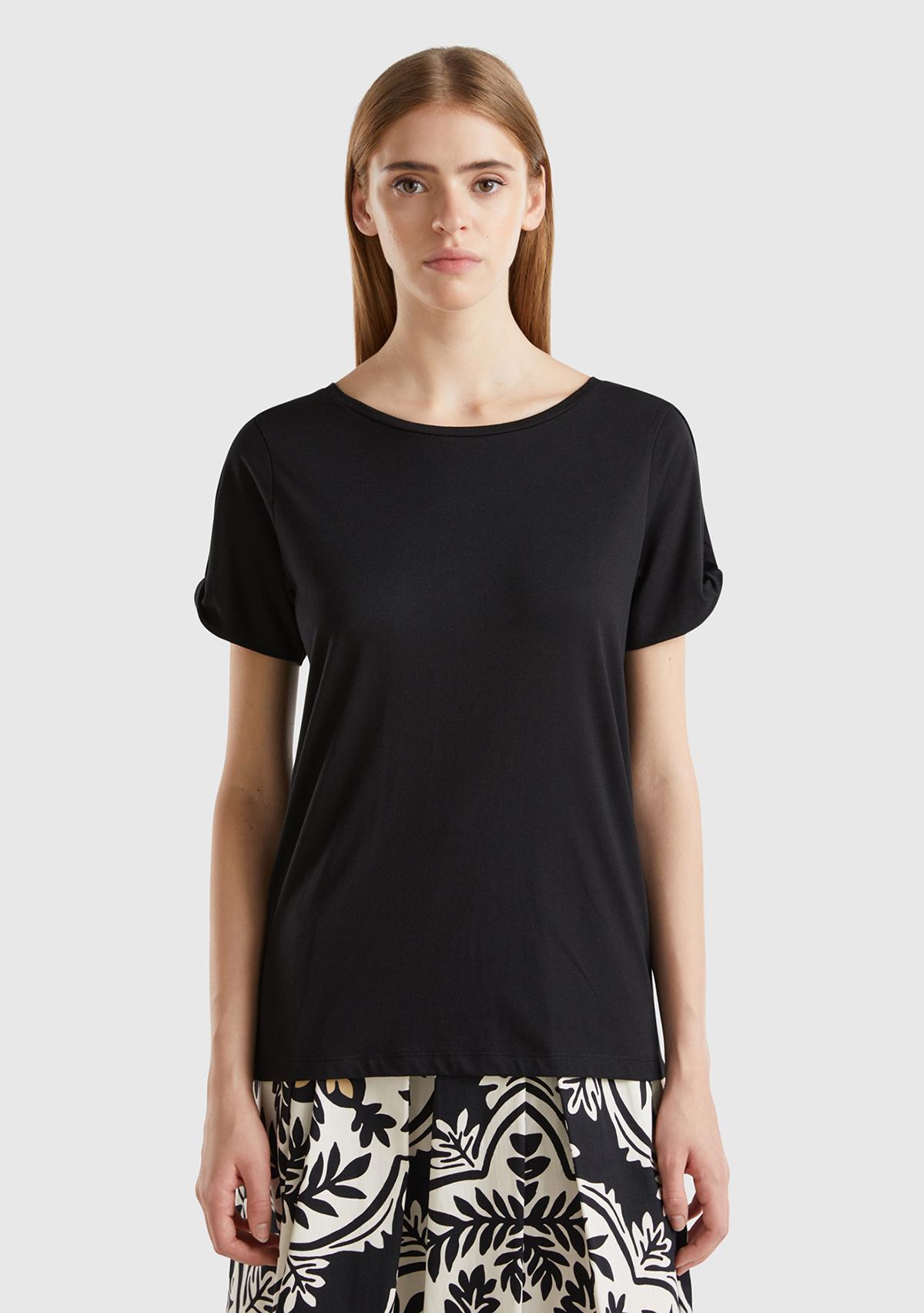  Kadın Siyah Pamuk ve Modal Karışımlı Kol Detaylı Yuvarlak Yaka T-Shirt