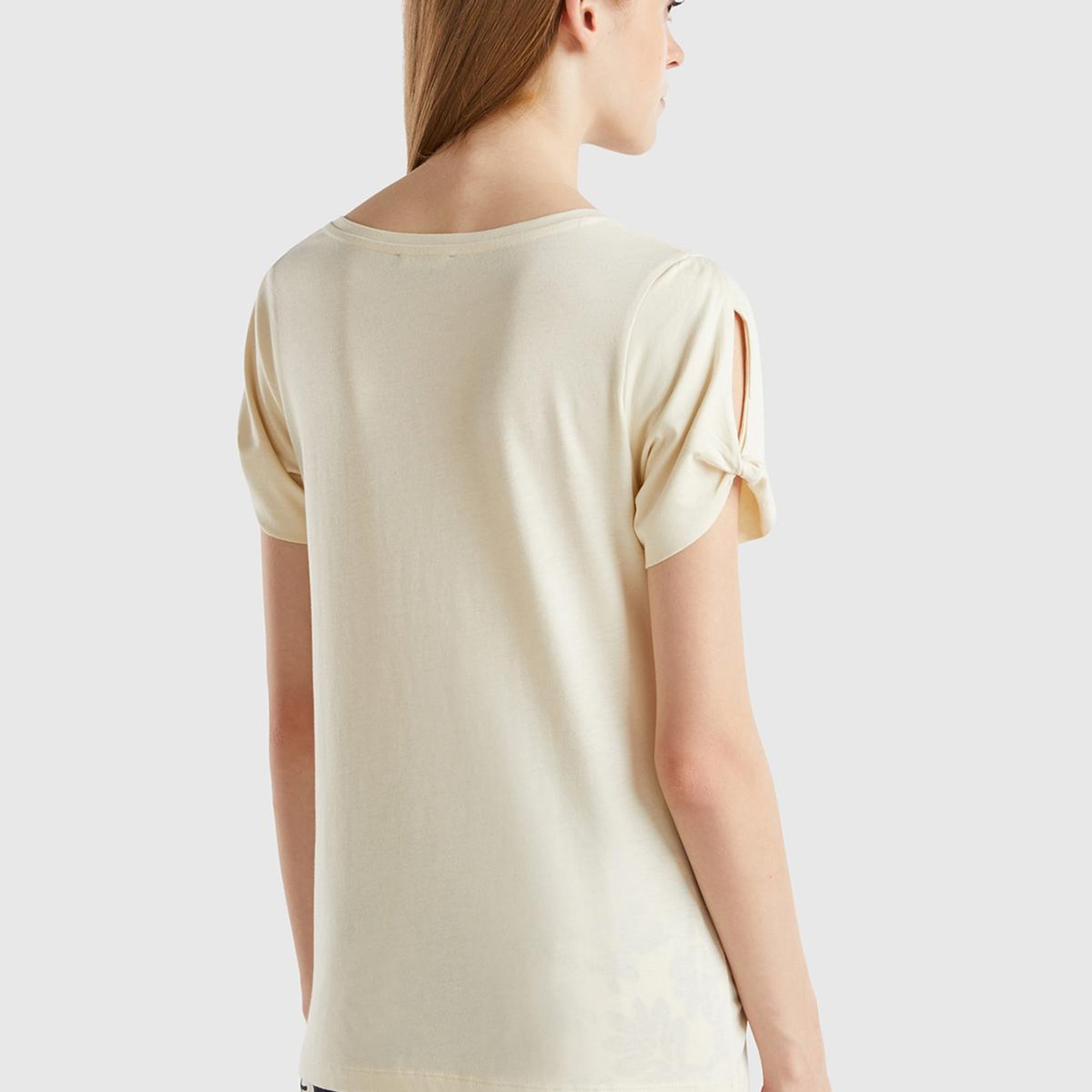 Kadın Krem Pamuk ve Modal Karışımlı Kol Detaylı Yuvarlak Yaka T-Shirt