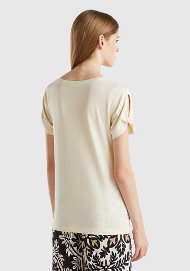  Kadın Krem Pamuk ve Modal Karışımlı Kol Detaylı Yuvarlak Yaka T-Shirt