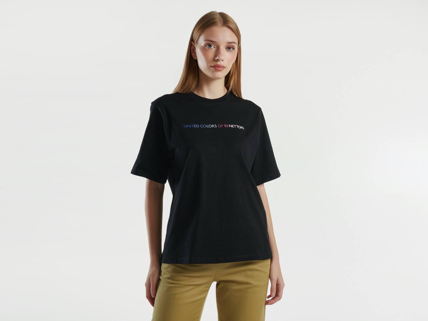  Kadın Siyah %100 Pamuk Önü Logolu Kısa Kollu Yuvarlak Yaka T-Shirt