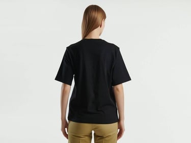  Kadın Siyah %100 Pamuk Önü Logolu Kısa Kollu Yuvarlak Yaka T-Shirt