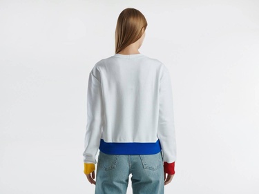  Kadın Beyaz Renkli %100 Pamuk Önü Logo Baskılı Ribanalı Bisiklet Yaka Sweatshirt