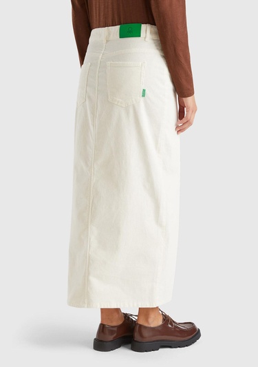  Kadın Beyaz Pamuk Karışımlı Önü Yırtmaçlı Arkası Logo Etiketli Etek