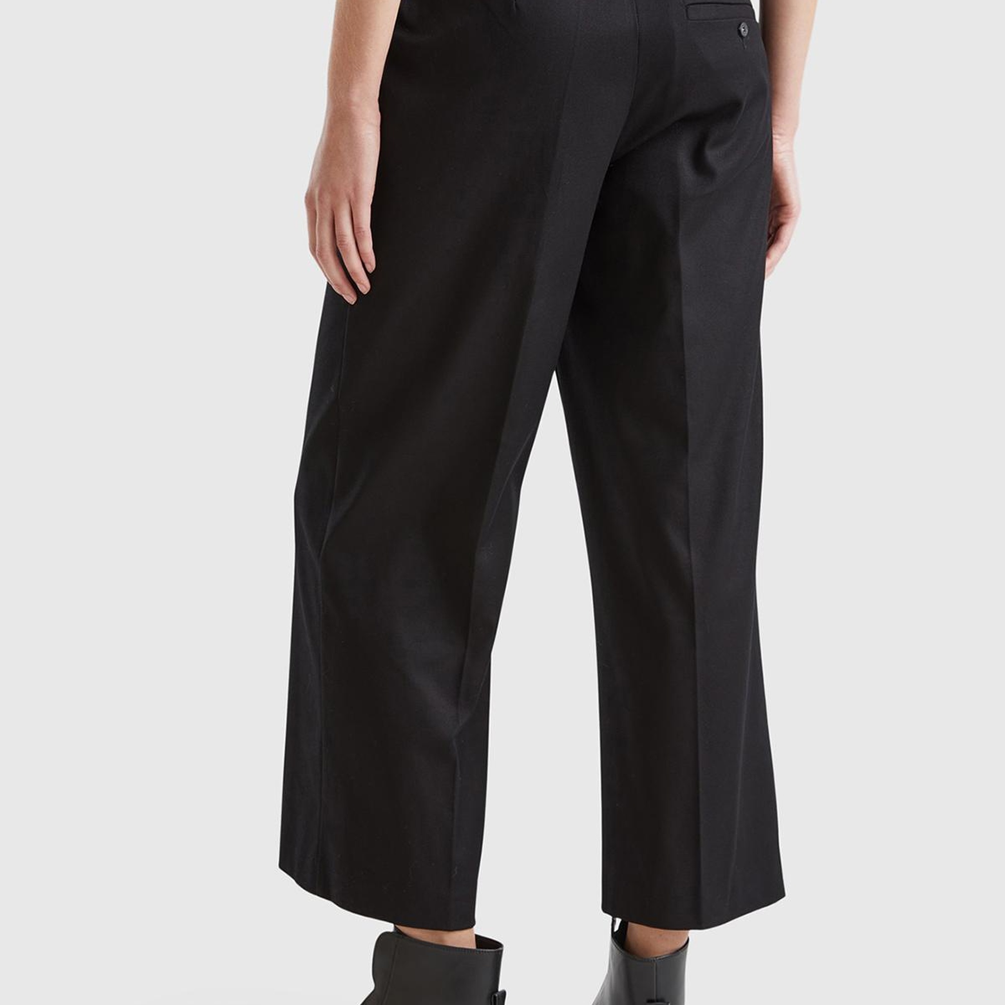 Kadın Siyah Pamuk Karışımlı Arkası Düğmeli Cepli Bol Paça Pantolon