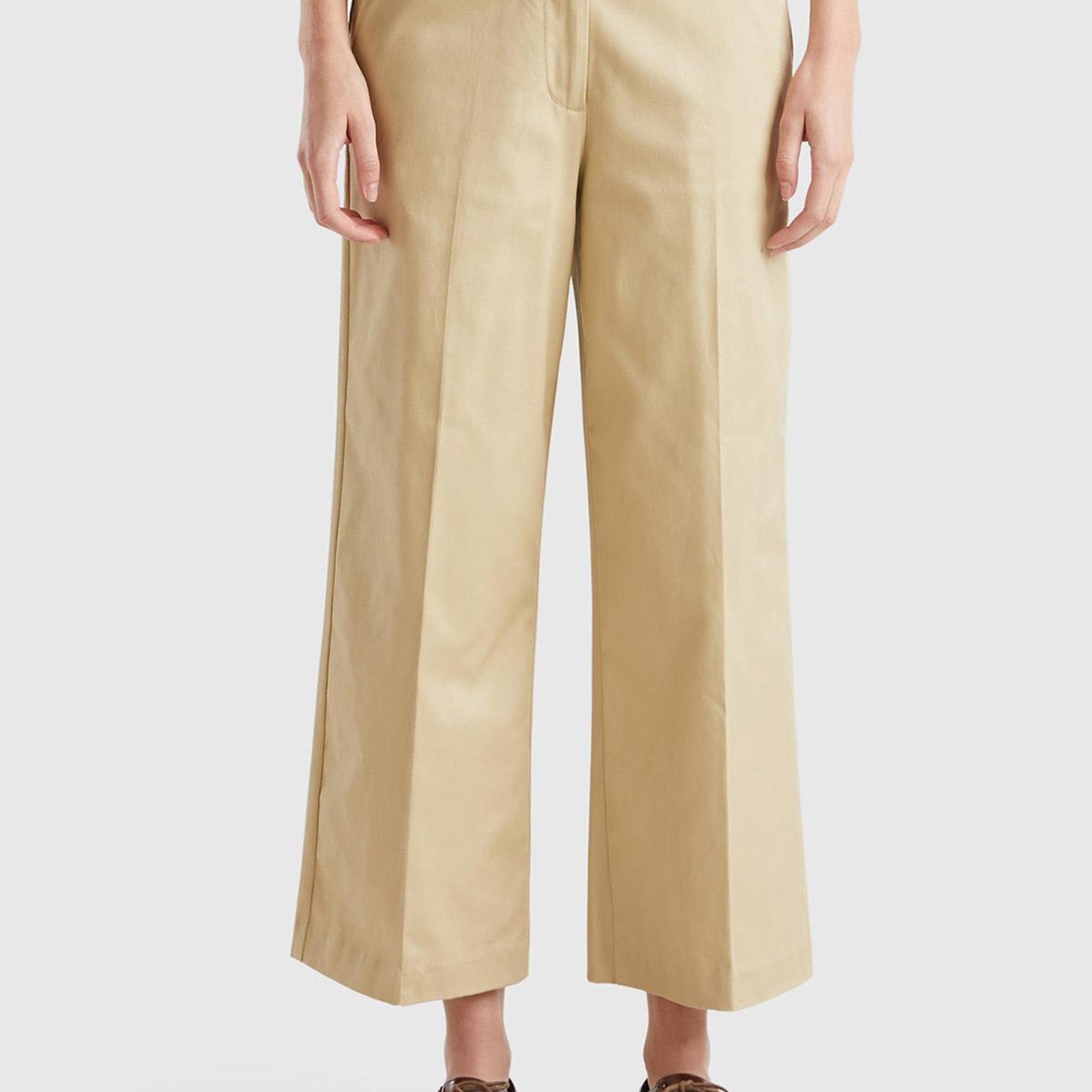 Kadın Bej Pamuk Karışımlı Arkası Düğmeli Cepli Bol Paça Pantolon