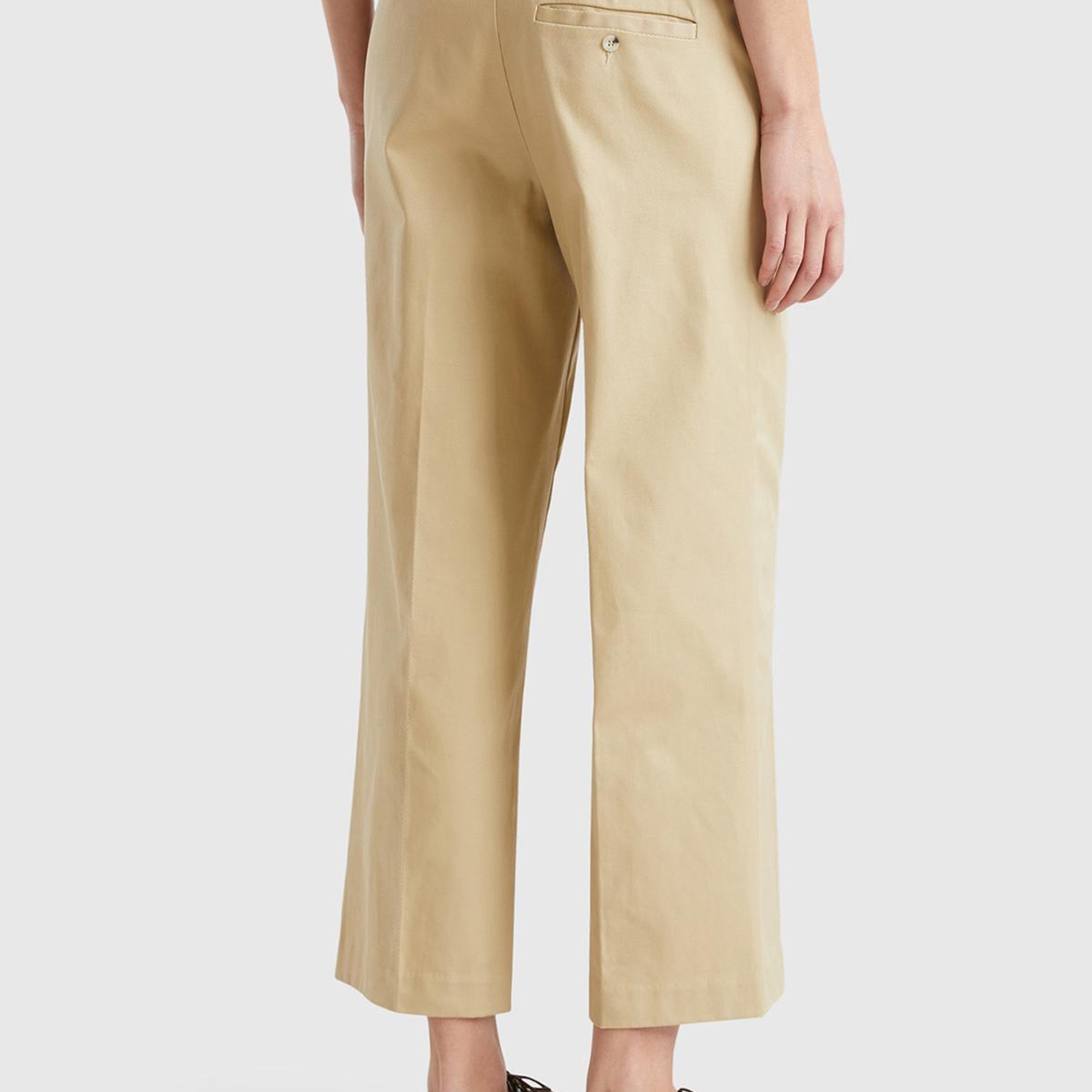 Kadın Bej Pamuk Karışımlı Arkası Düğmeli Cepli Bol Paça Pantolon