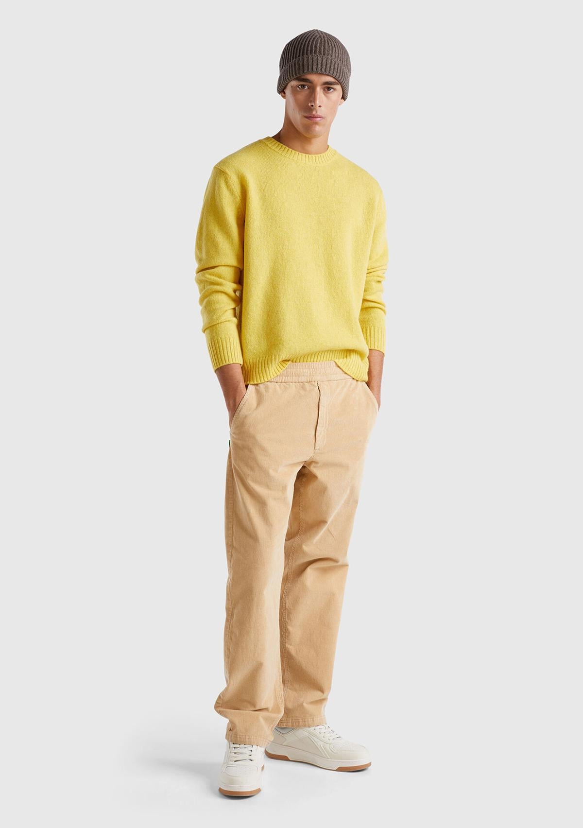  Erkek Bej Pamuk Karışımlı Önü ve Arkası Cepli Büzgü İpli  Kadife Pantolon