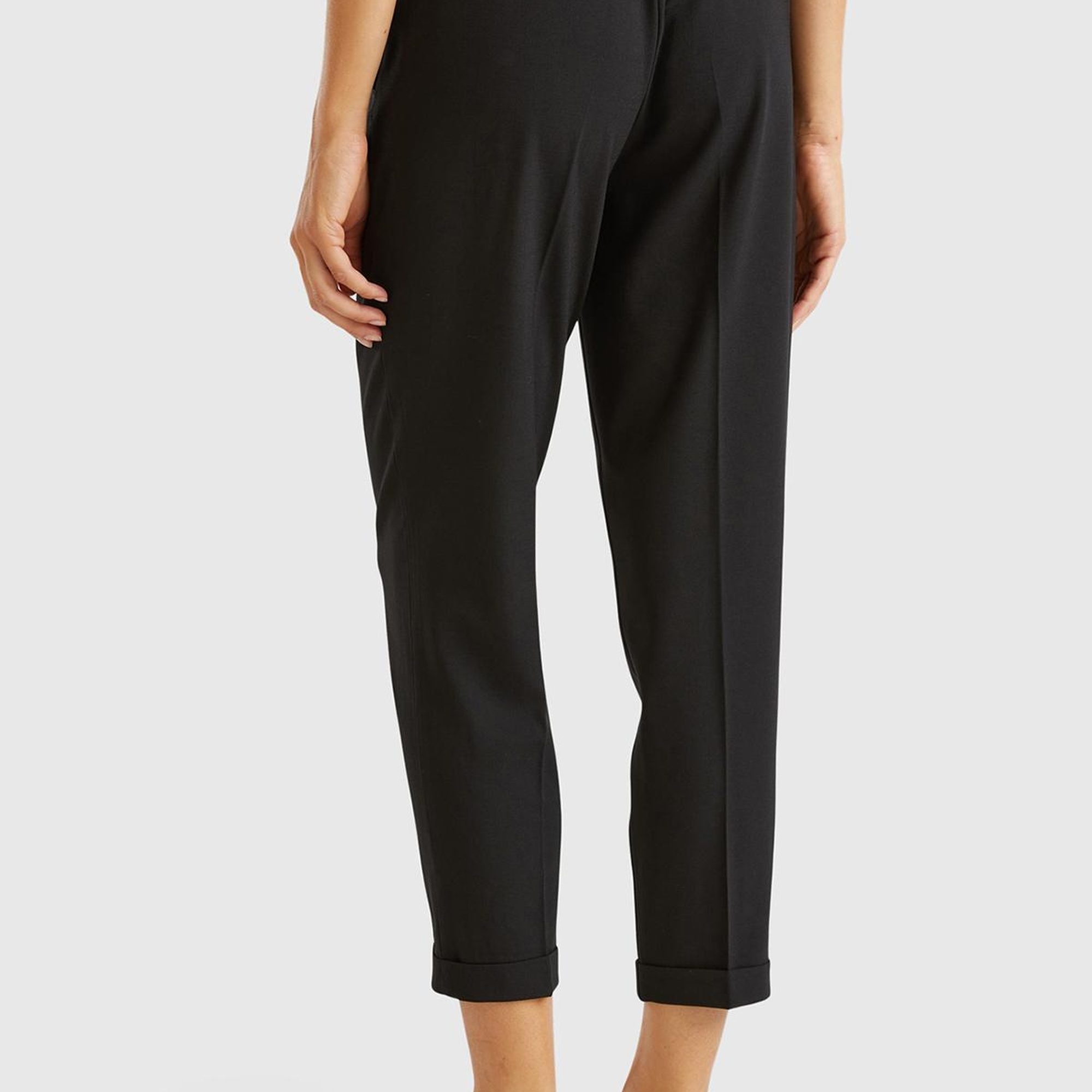 Kadın Siyah Viskoz Karışımlı Yanı ve Arkası Büzgülü Kıvrık Paça Pantolon