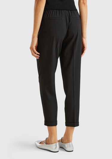  Kadın Siyah Viskoz Karışımlı Yanı ve Arkası Büzgülü Kıvrık Paça Pantolon