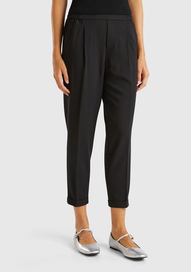  Kadın Siyah Viskoz Karışımlı Yanı ve Arkası Büzgülü Kıvrık Paça Pantolon