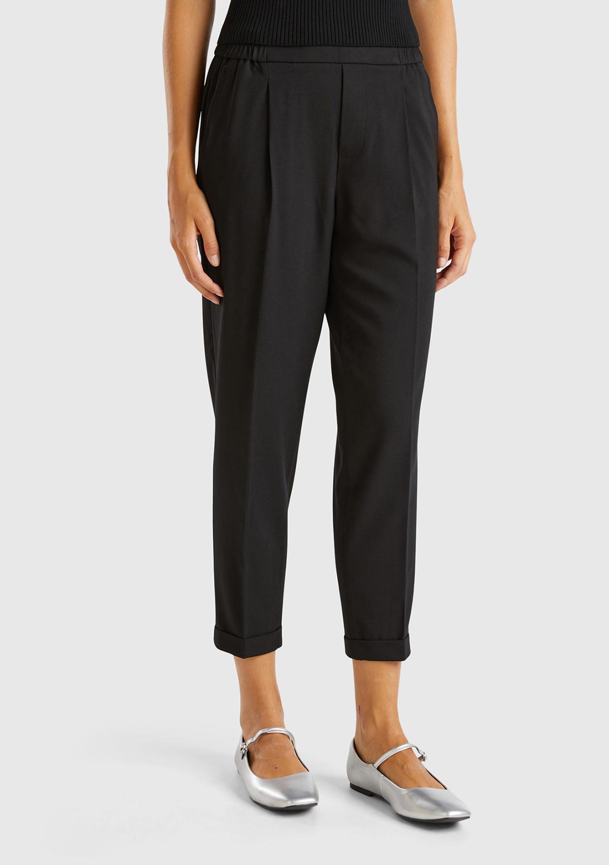  Kadın Siyah Viskoz Karışımlı Yanı ve Arkası Büzgülü Kıvrık Paça Pantolon