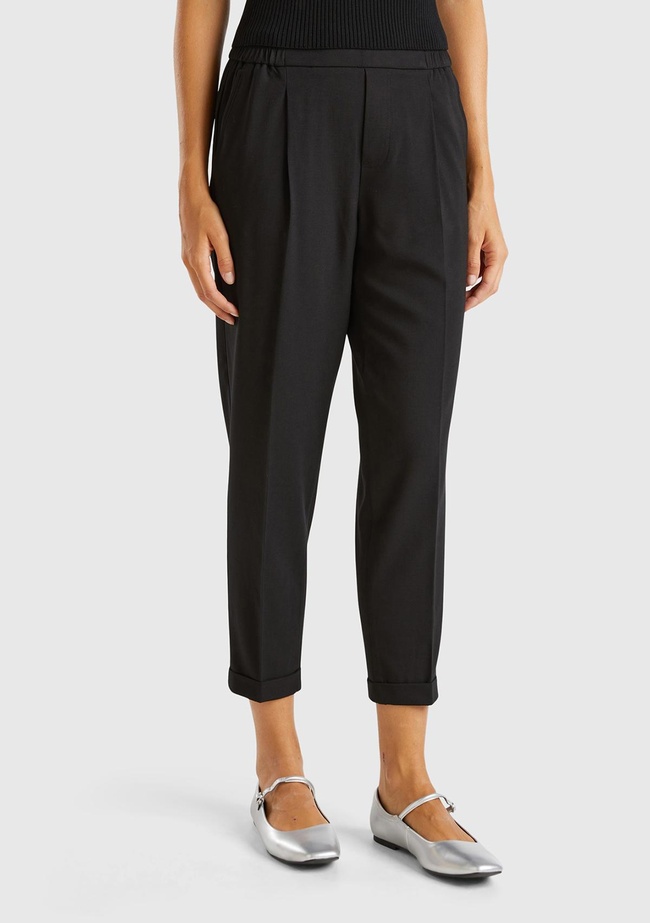  Kadın Siyah Viskoz Karışımlı Yanı ve Arkası Büzgülü Kıvrık Paça Pantolon