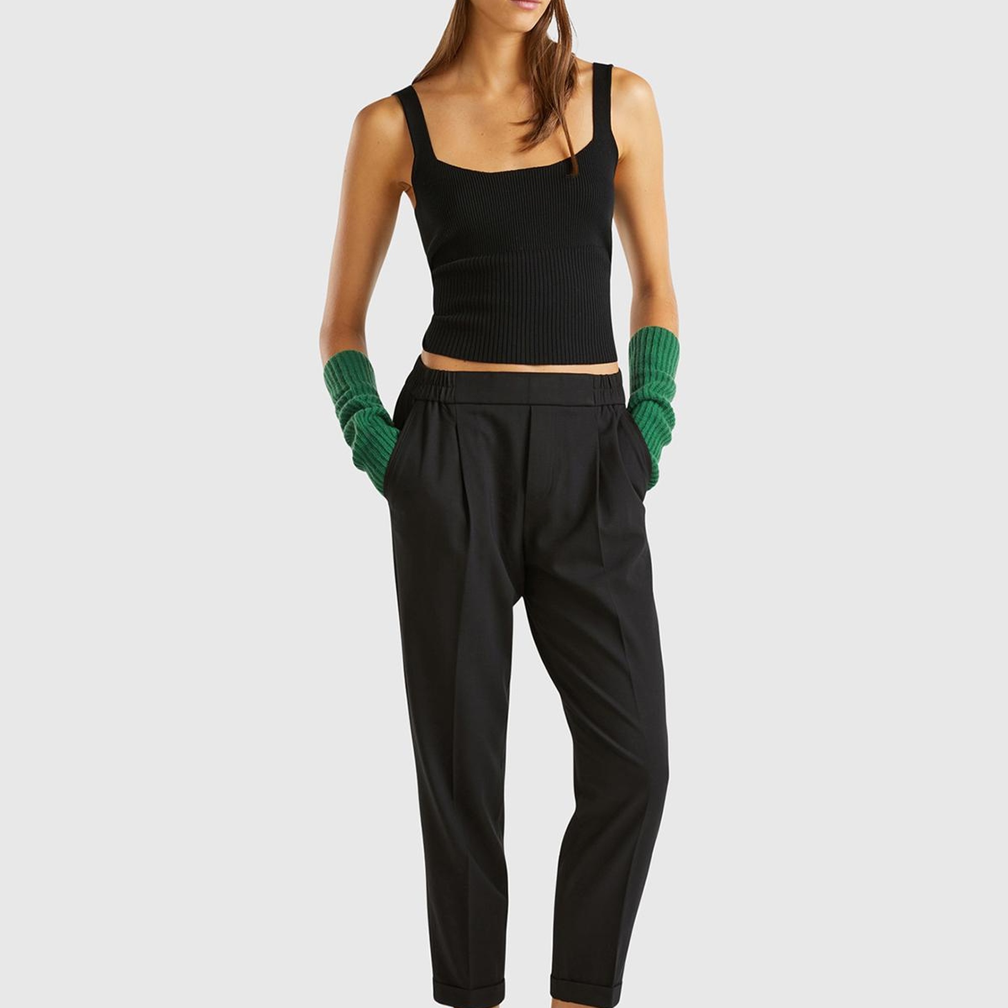 Kadın Siyah Viskoz Karışımlı Yanı ve Arkası Büzgülü Kıvrık Paça Pantolon