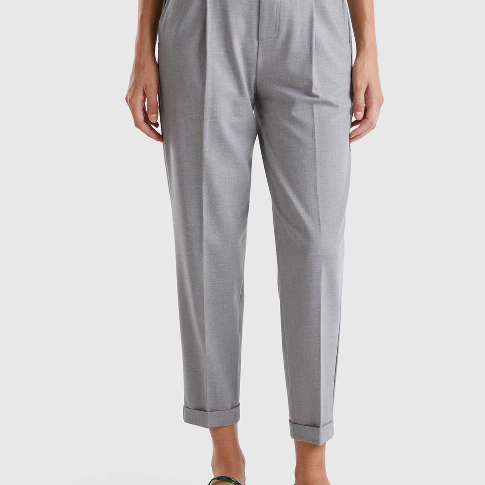 Kadın Gri Viskoz Karışımlı Yanı ve Arkası Büzgülü Kıvrık Paça Pantolon