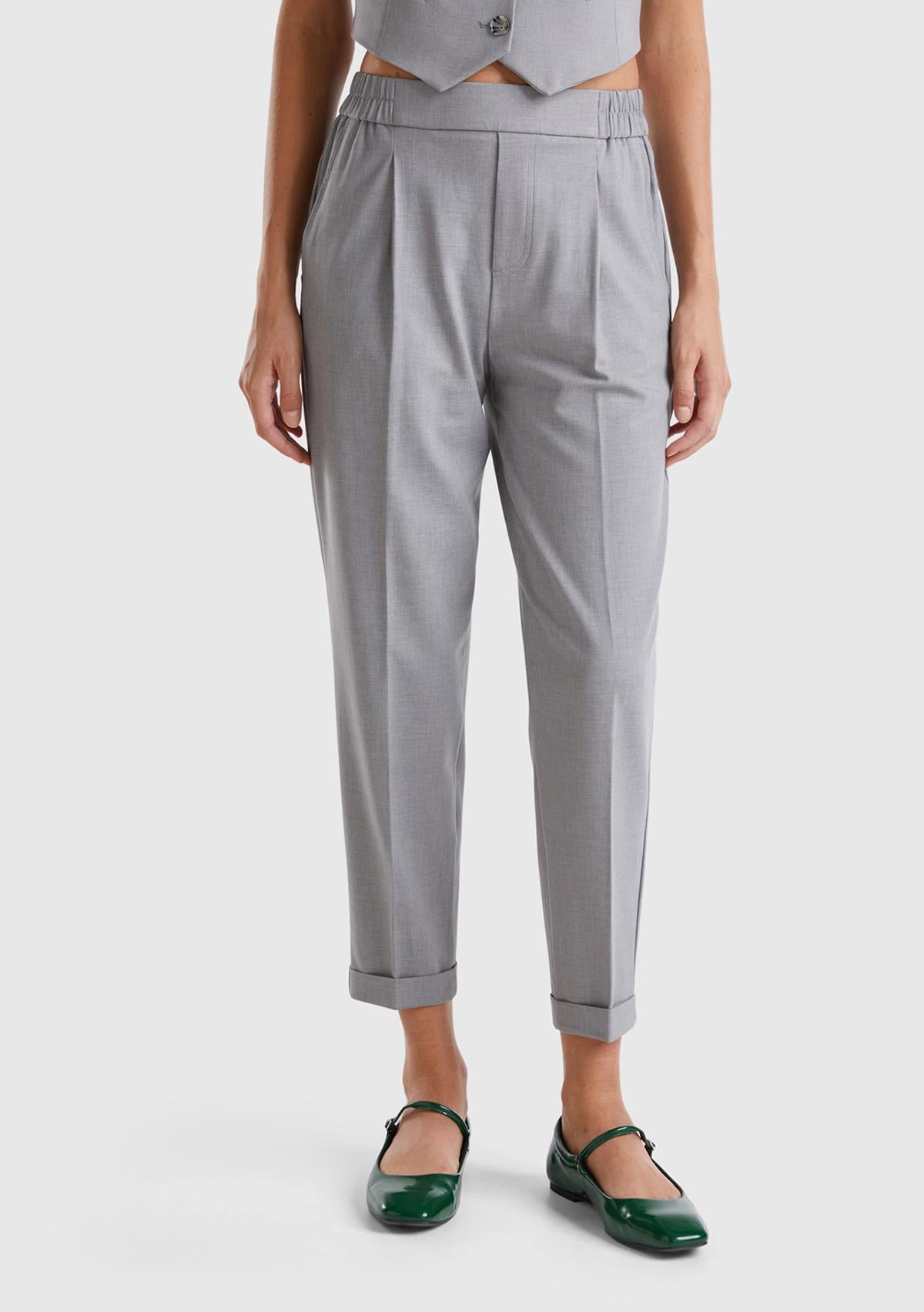  Kadın Gri Viskoz Karışımlı Yanı ve Arkası Büzgülü Kıvrık Paça Pantolon