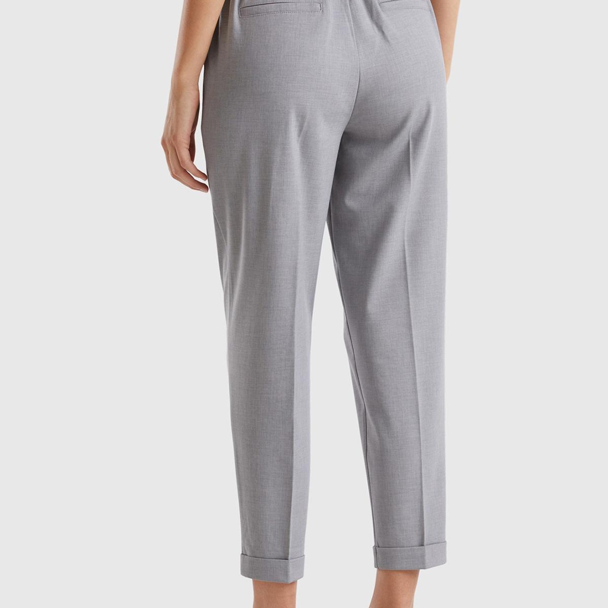 Kadın Gri Viskoz Karışımlı Yanı ve Arkası Büzgülü Kıvrık Paça Pantolon