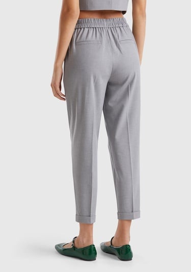  Kadın Gri Viskoz Karışımlı Yanı ve Arkası Büzgülü Kıvrık Paça Pantolon