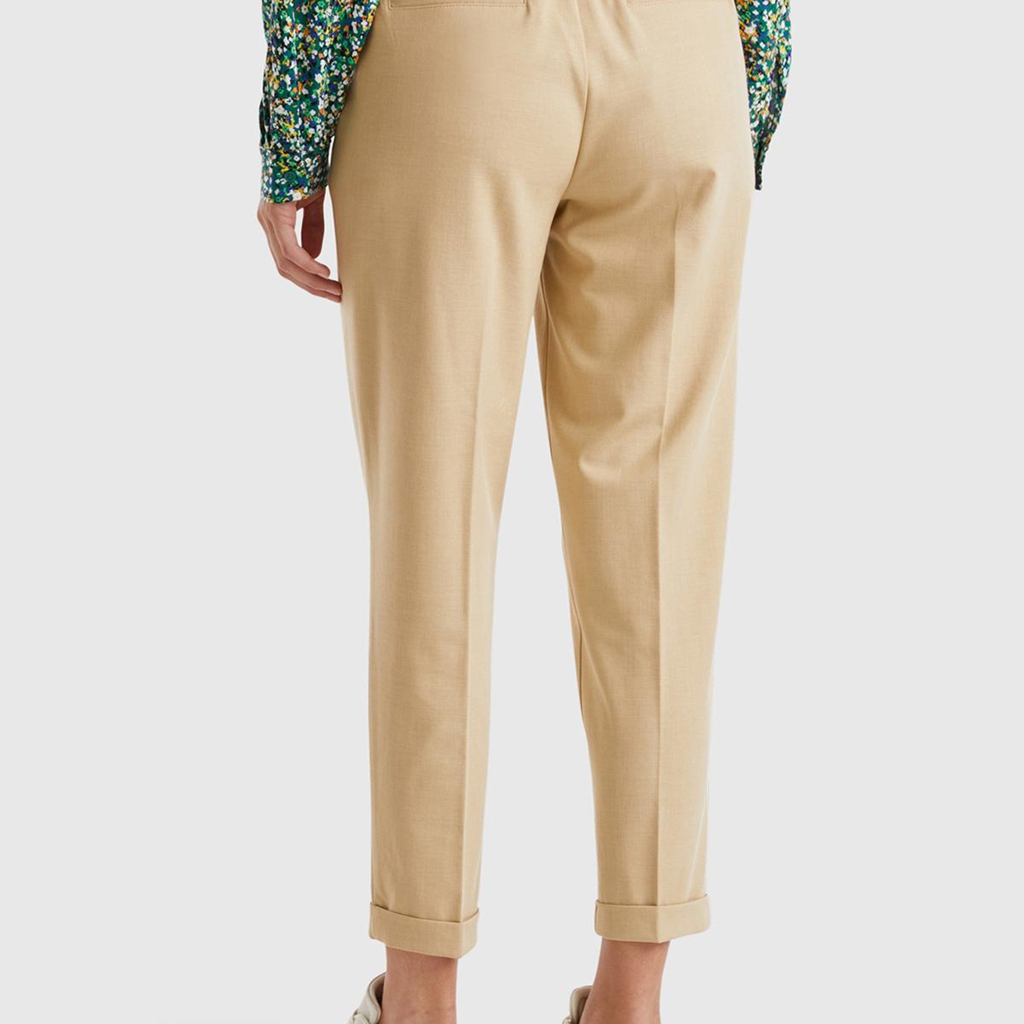 Kadın Bej Viskoz Karışımlı Yanı ve Arkası Büzgülü Kıvrık Paça Pantolon