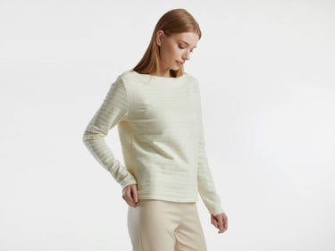  Kadın Krem Pamuk Karışımlı Omzu Düğme Detaylı Kayık Yaka Kısa Sweatshirt