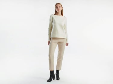  Kadın Krem Pamuk Karışımlı Omzu Düğme Detaylı Kayık Yaka Kısa Sweatshirt