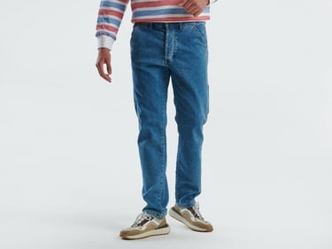  Erkek Mavi Pamuk Karışımlı Arkası Logo Etiketli Düz Paça Denim Pantolon