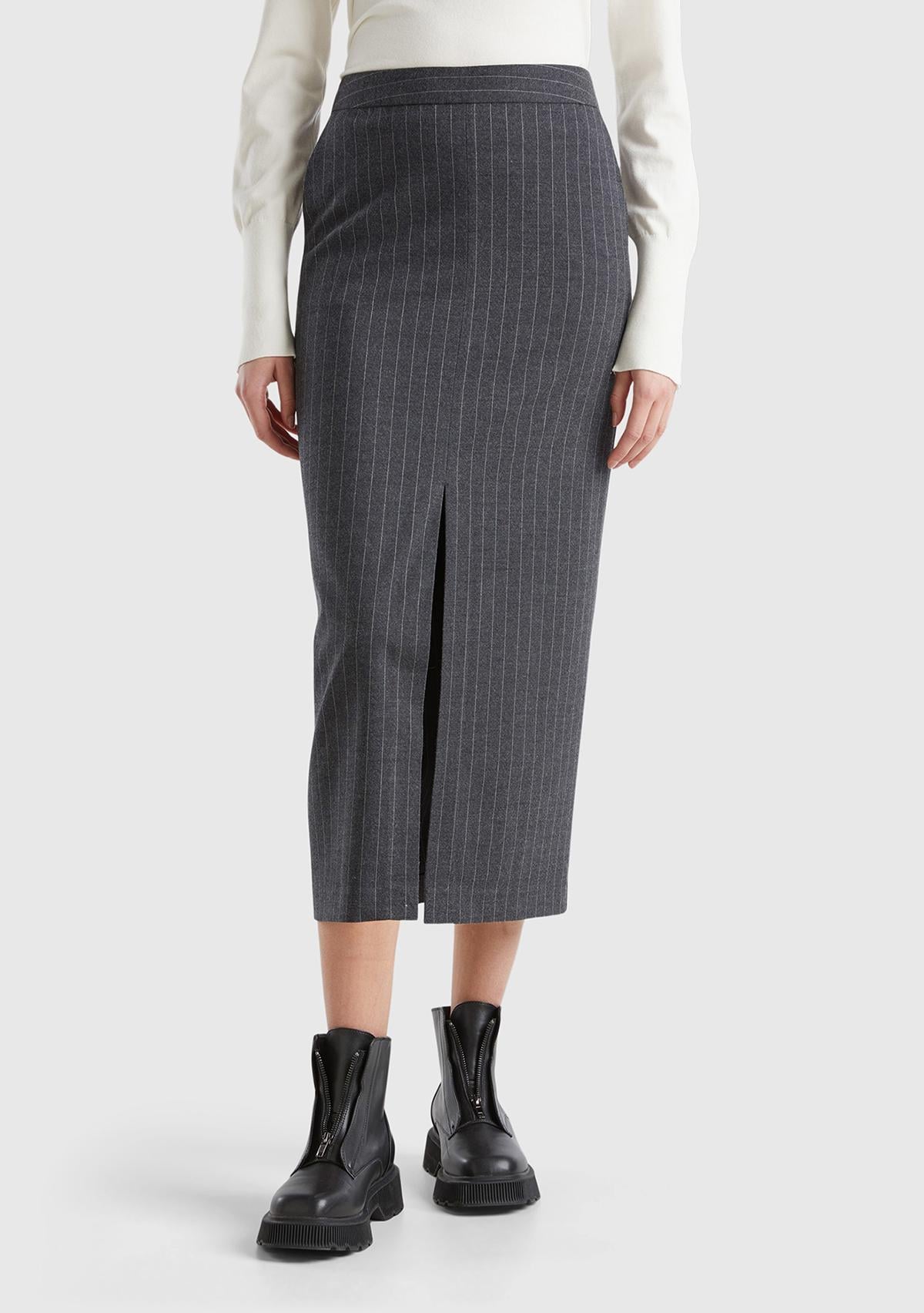  Kadın Antrasit Viskoz Karışımlı Cepli Önü Yırtmaçlı Çizgili Midi Etek