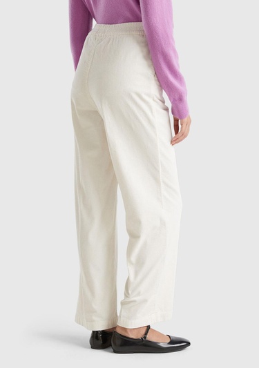  Kadın Krem Pamuk Karışımlı Arkası Lastikli Cepli Geniş Paça Kadife Pantolon