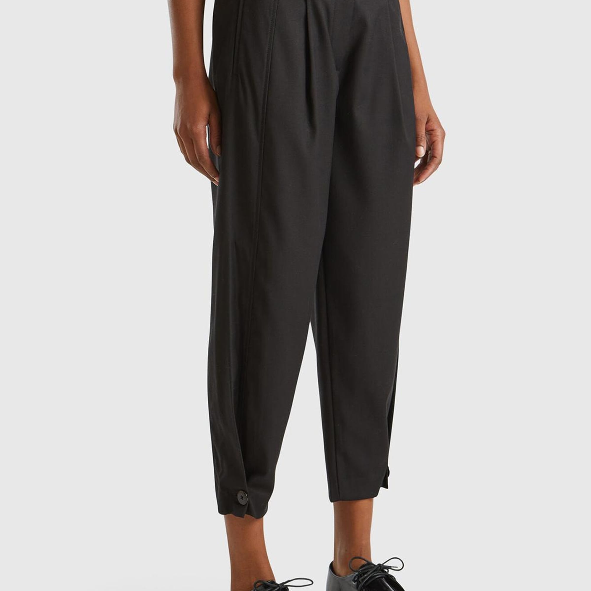 Kadın Siyah Yün ve Viskoz Karışımlı Paçası Düğme Detaylı Pantolon