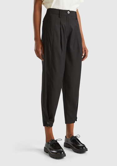  Kadın Siyah Yün ve Viskoz Karışımlı Paçası Düğme Detaylı Pantolon