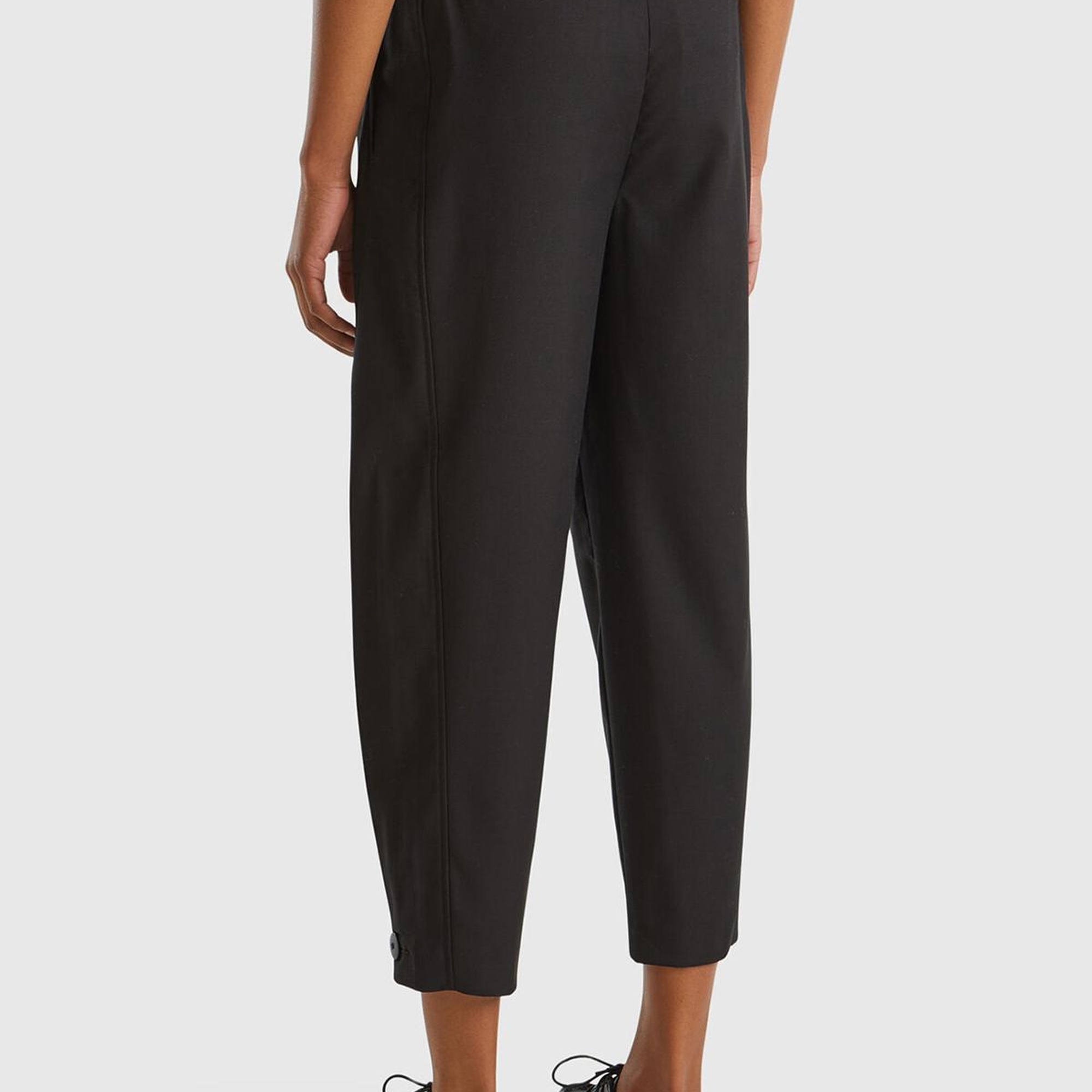 Kadın Siyah Yün ve Viskoz Karışımlı Paçası Düğme Detaylı Pantolon