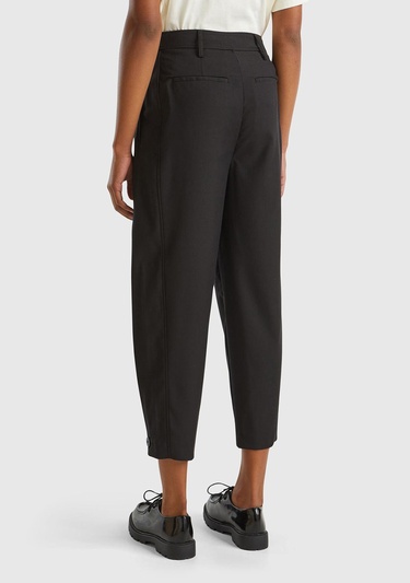  Kadın Siyah Yün ve Viskoz Karışımlı Paçası Düğme Detaylı Pantolon