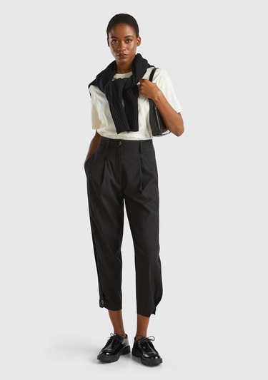  Kadın Siyah Yün ve Viskoz Karışımlı Paçası Düğme Detaylı Pantolon