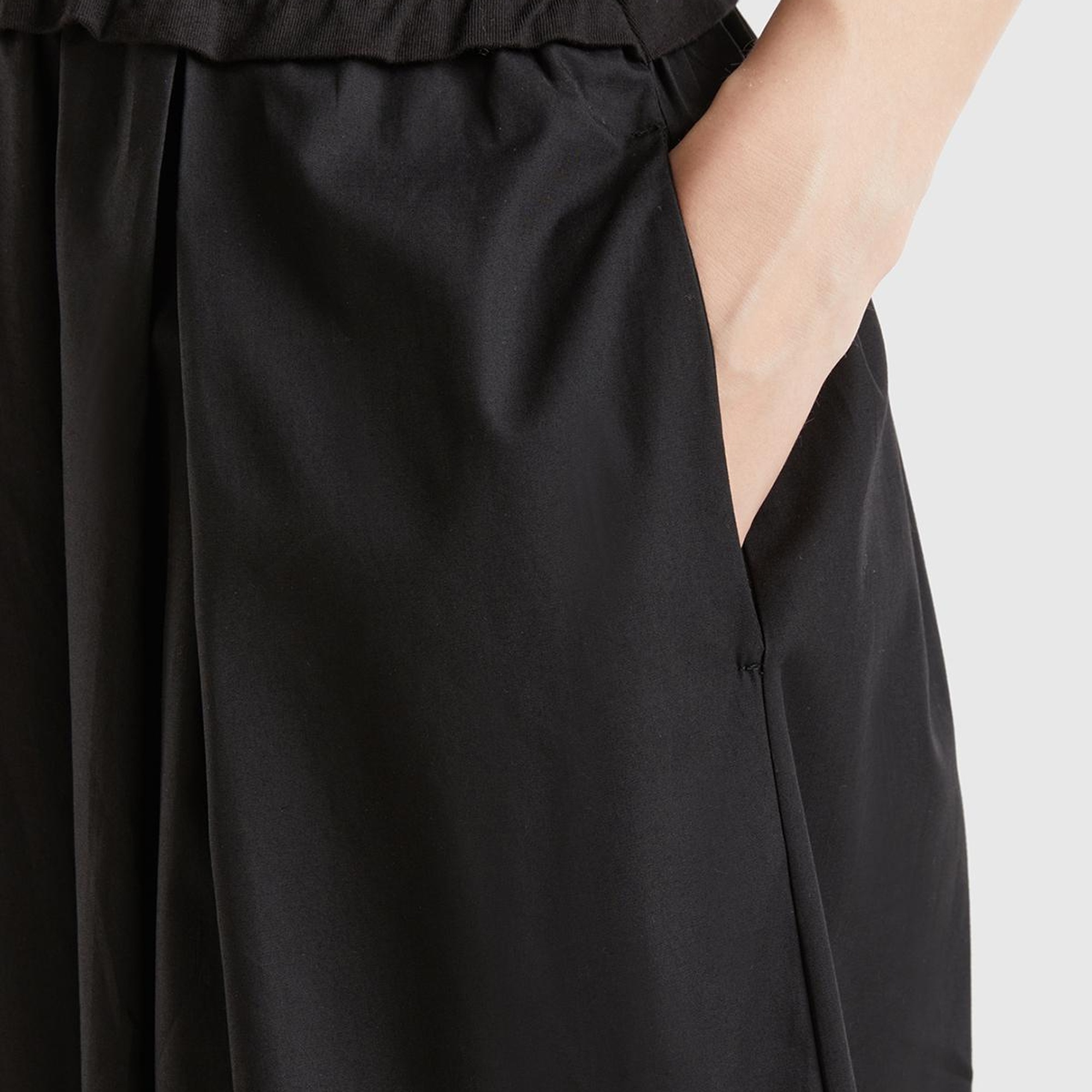 Kadın Siyah Pamuk Karışımlı Hafif Kloş Geniş Yaka Kolsuz Uzun Elbise